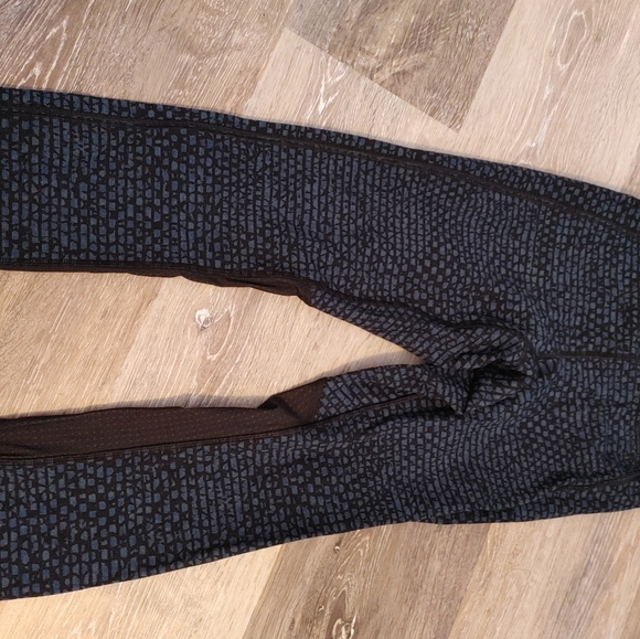 Lululemon crops with mesh size 4 - Picture 1 of 3